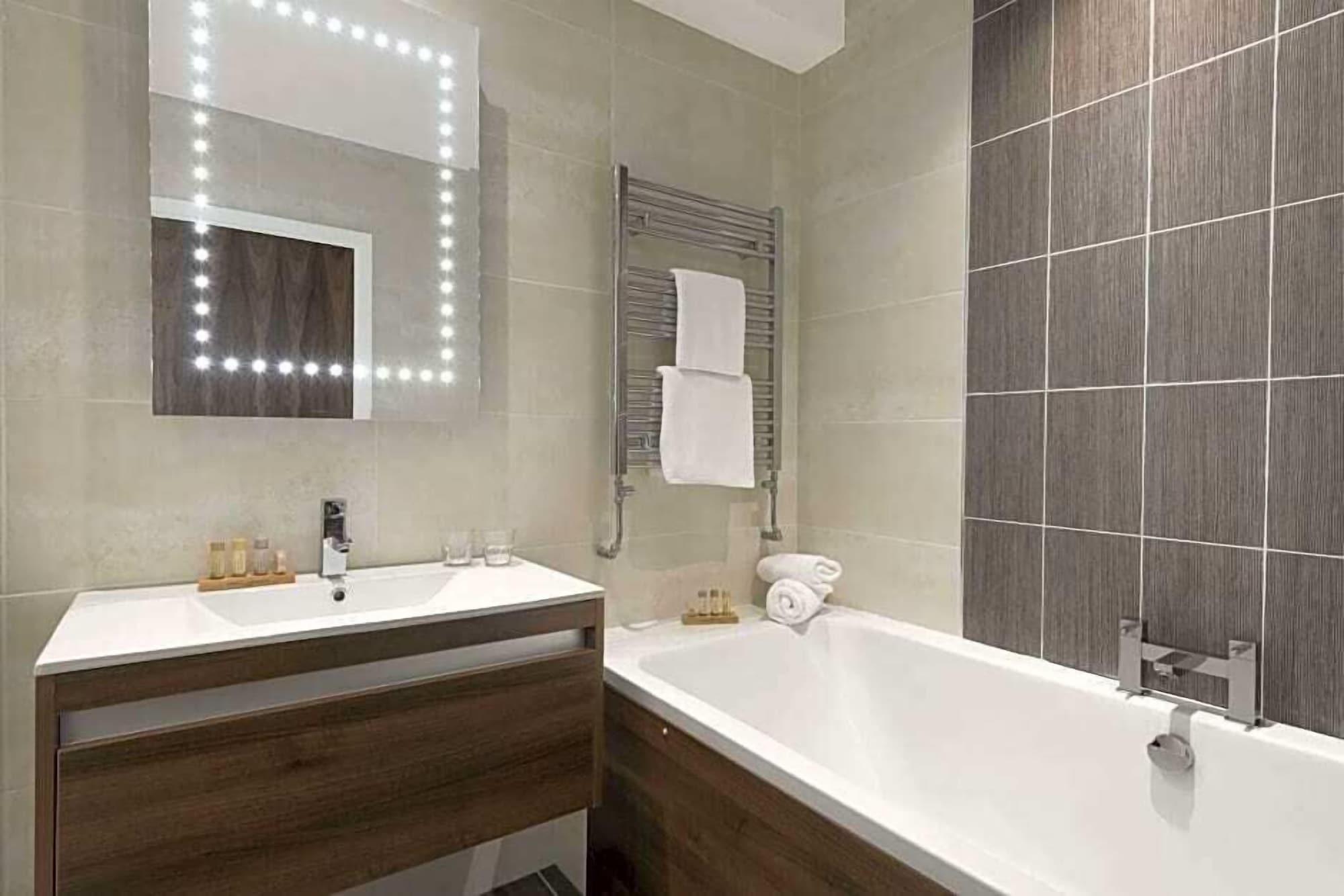 Park Hall Hotel And Spa Wolverhampton Eksteriør billede
