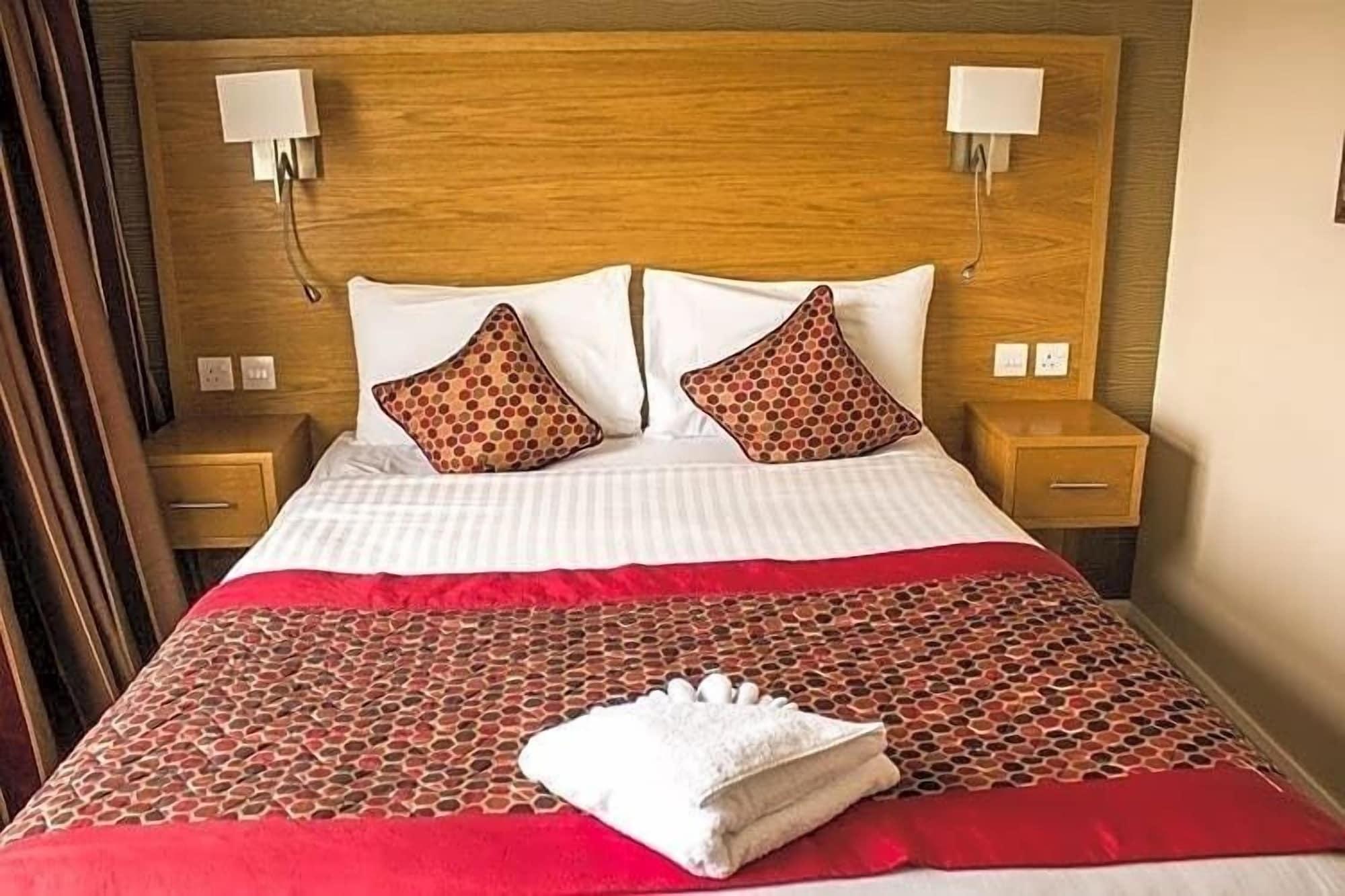Park Hall Hotel And Spa Wolverhampton Eksteriør billede
