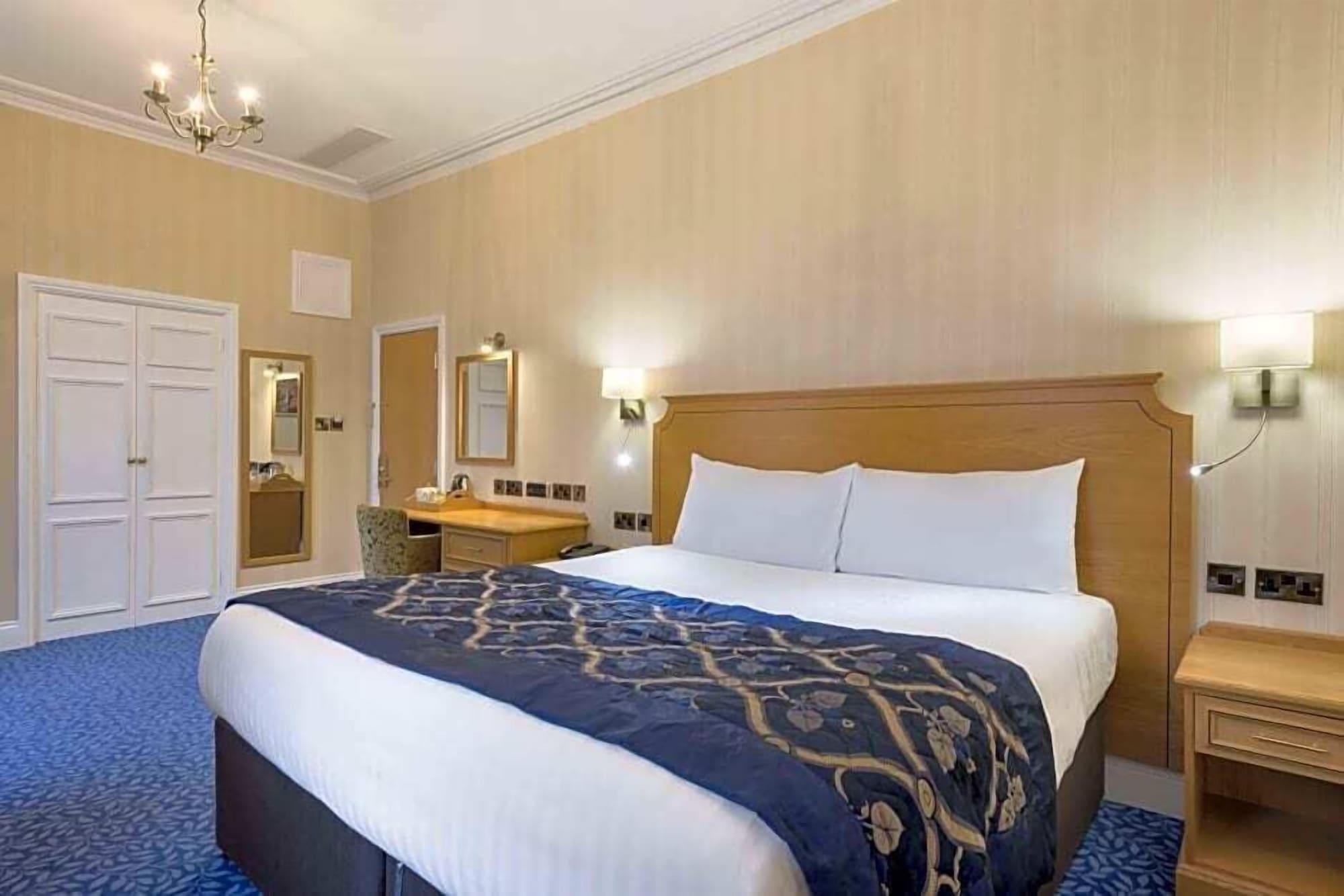 Park Hall Hotel And Spa Wolverhampton Eksteriør billede