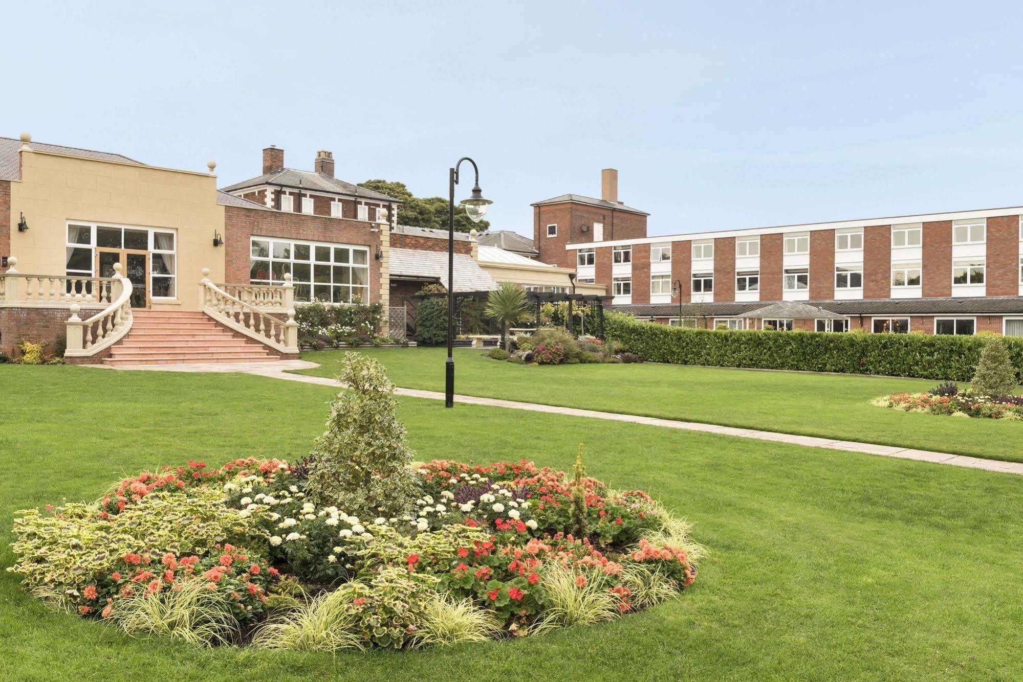 Park Hall Hotel And Spa Wolverhampton Eksteriør billede